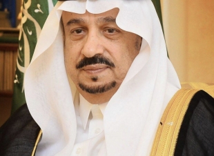 أمير الرياض يقدِّم العزاء لأسرة 