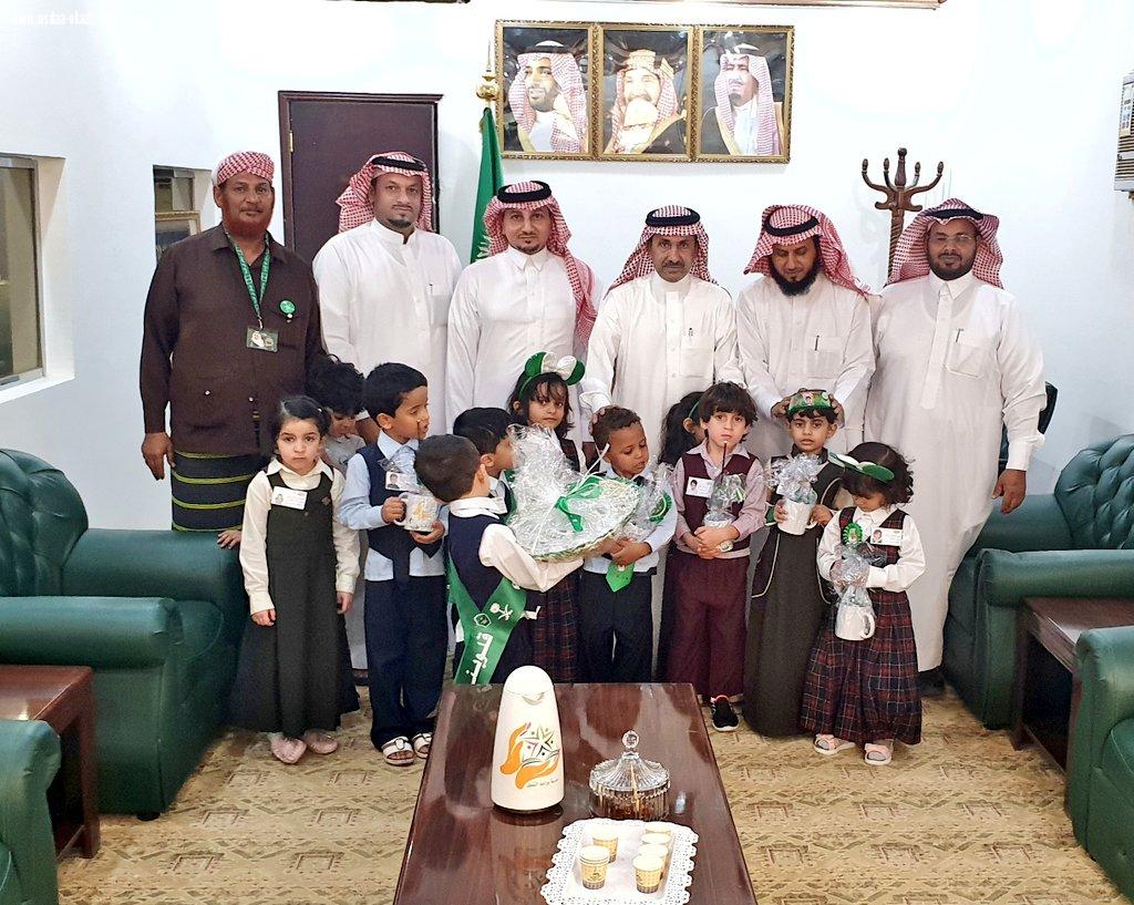 محافظ العيدابي يستقبل طلاب الروضة بنبن وبنات مهنئين بمناسبة اليوم الوطني 88
