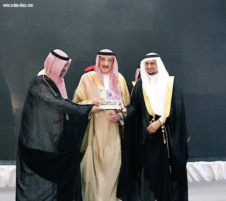 اميرمنطقة جازان يكرم الدكتور عسيري الاحوس قي ملتقى التوئمة