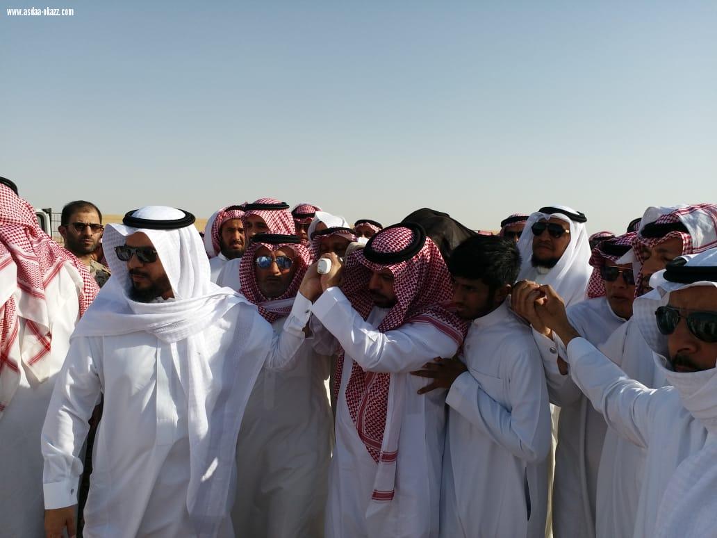 مئات المصلين في وداع الزميل فهد الفهيد