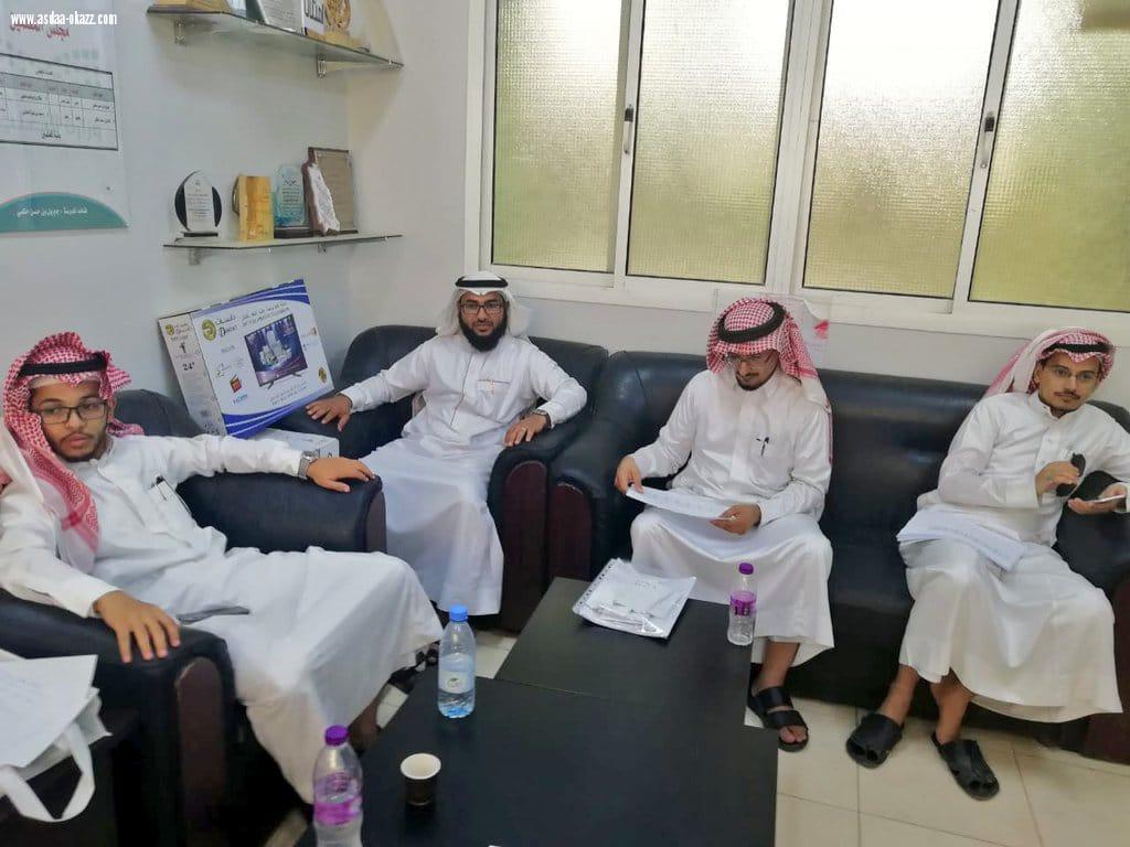 قائد مدرسة العيدابي الابتدائية الصلهبي يعقد اجتماع لجنة الاحتفاء باليوم الوطني ٨٨