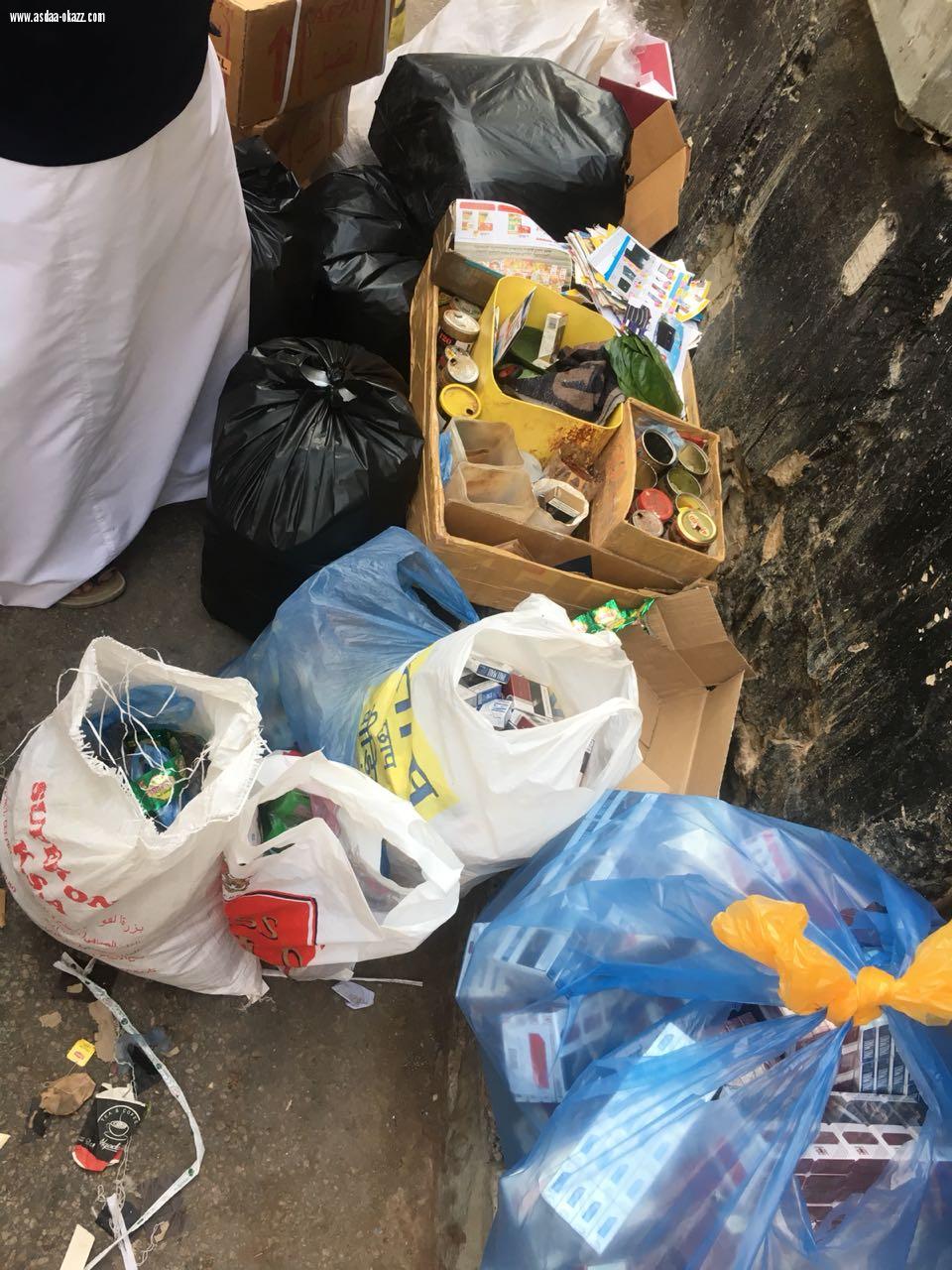 حملة ميدانية مشتركة بالرياض تضبط عدد من مخالفات بيع التبغ وتتلف اكثر من 700 كيلو جرام من منتجاته 