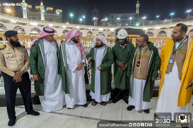 معالي الرئيس العام يوجه العاملين بالمسجد الحرام عبر الجهاز اللاسلكي ويشارك في تجفيف مياه الأمطار خلال جولته الميدانية