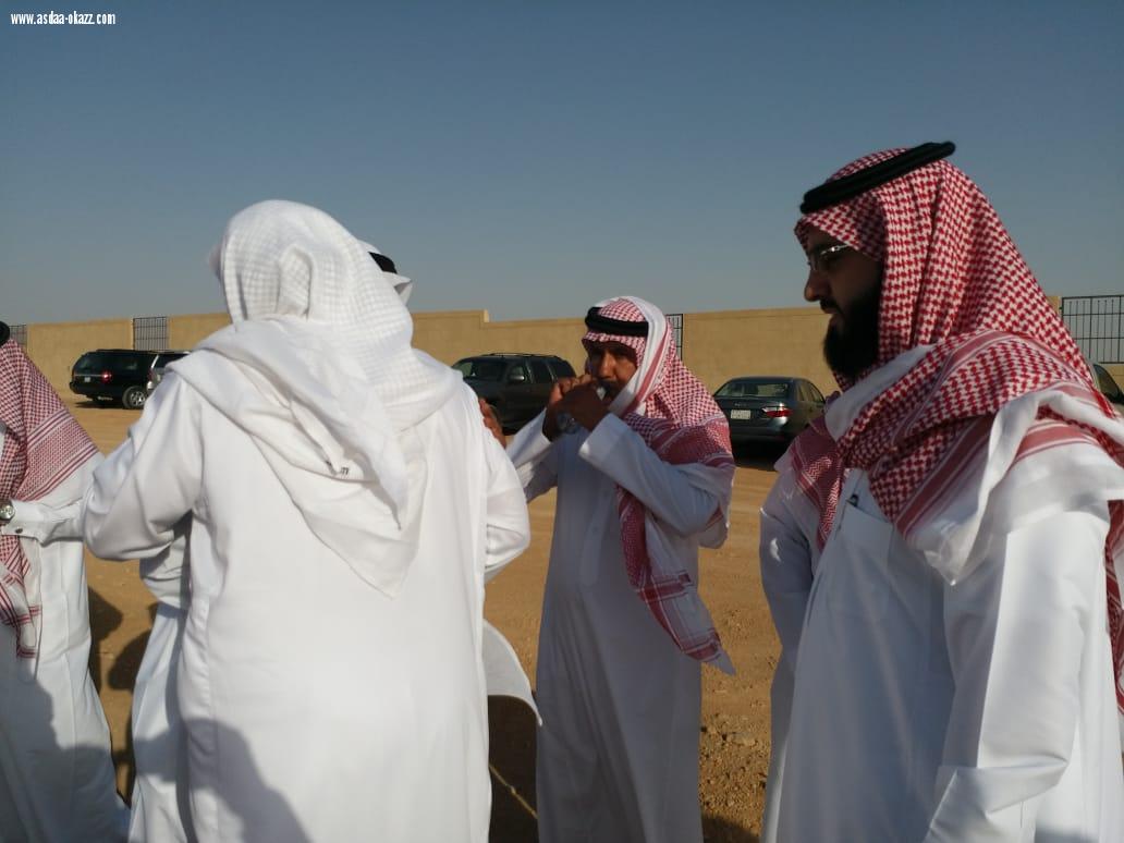 مئات المصلين في وداع الزميل فهد الفهيد