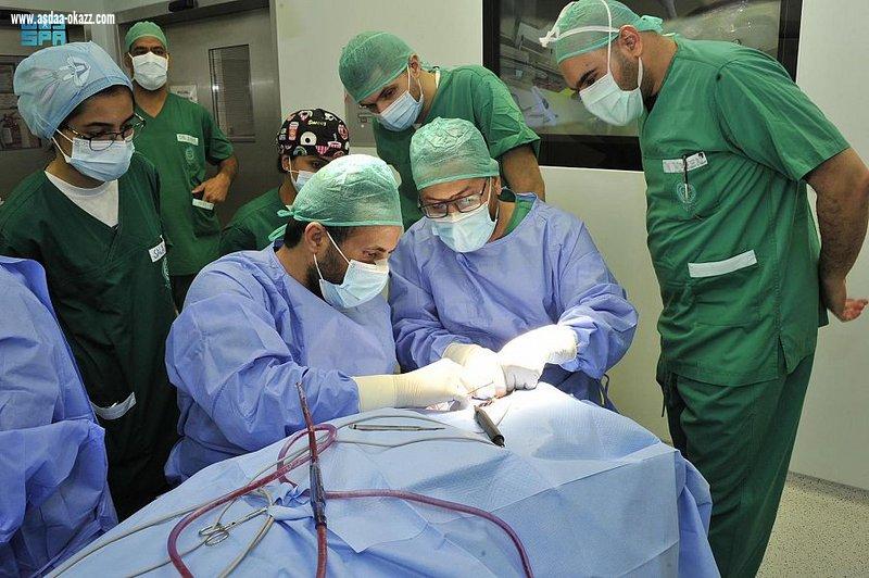 فريق طبي بمستشفى الملك فهد بجدة يُجري عملية زراعة أول سماعة عظمية إلكترونية