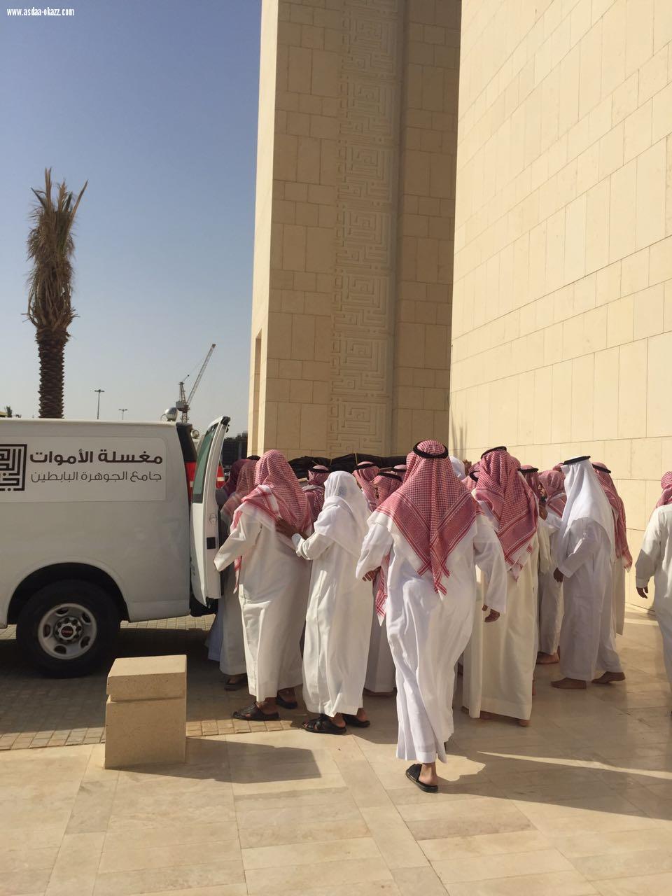 مئات المصلين في وداع الزميل فهد الفهيد