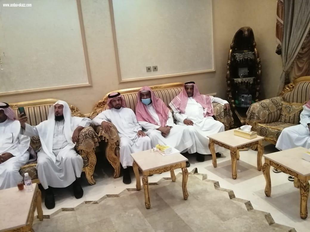 أبناء الشيخ يعقوب بن علي حُمَّدي والشيخ أحمد بن حسن ناشب يكرِّمون الدُّكتور / عبدالله بن حسن ناشب حُمَّدي 