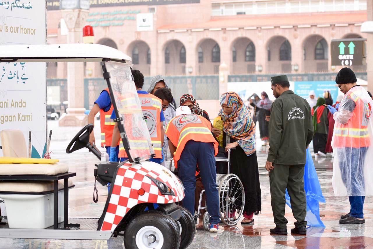 هلال المدينة المنورة يرفع أهبة الاستعداد والجاهزية داخل المدينة والمحافظات التابعة لها بعد هطول الامطار 