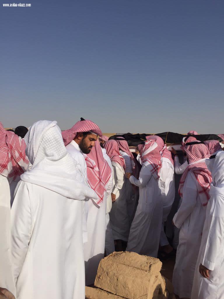 مئات المصلين في وداع الزميل فهد الفهيد