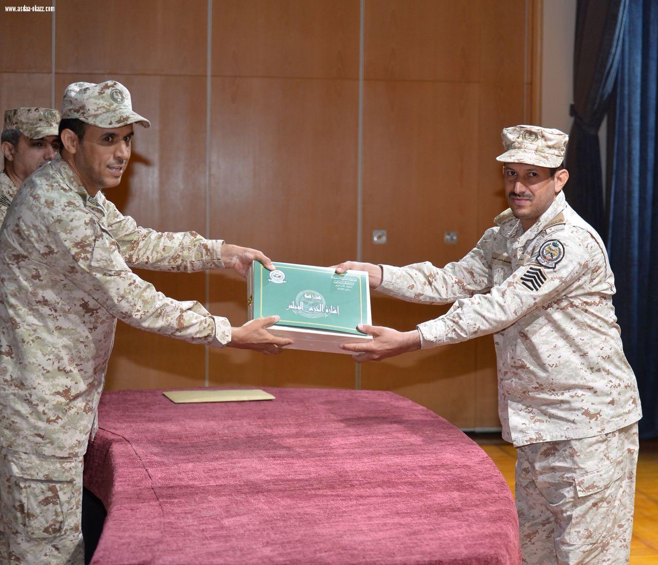 مدرسة إشارة الحرس الوطني تخرج عدد من الدورات