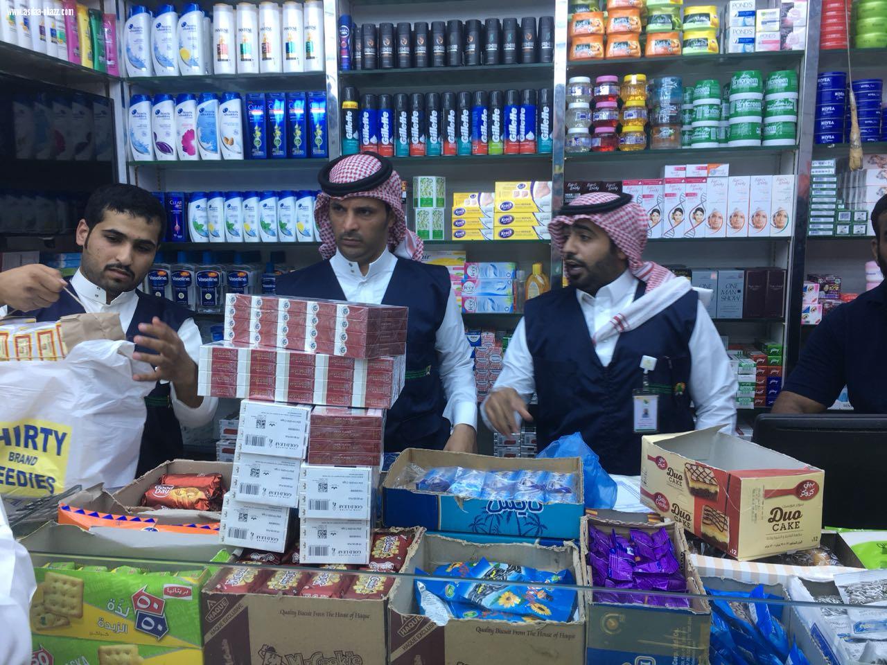 حملة ميدانية مشتركة بالرياض تضبط عدد من مخالفات بيع التبغ وتتلف اكثر من 700 كيلو جرام من منتجاته 