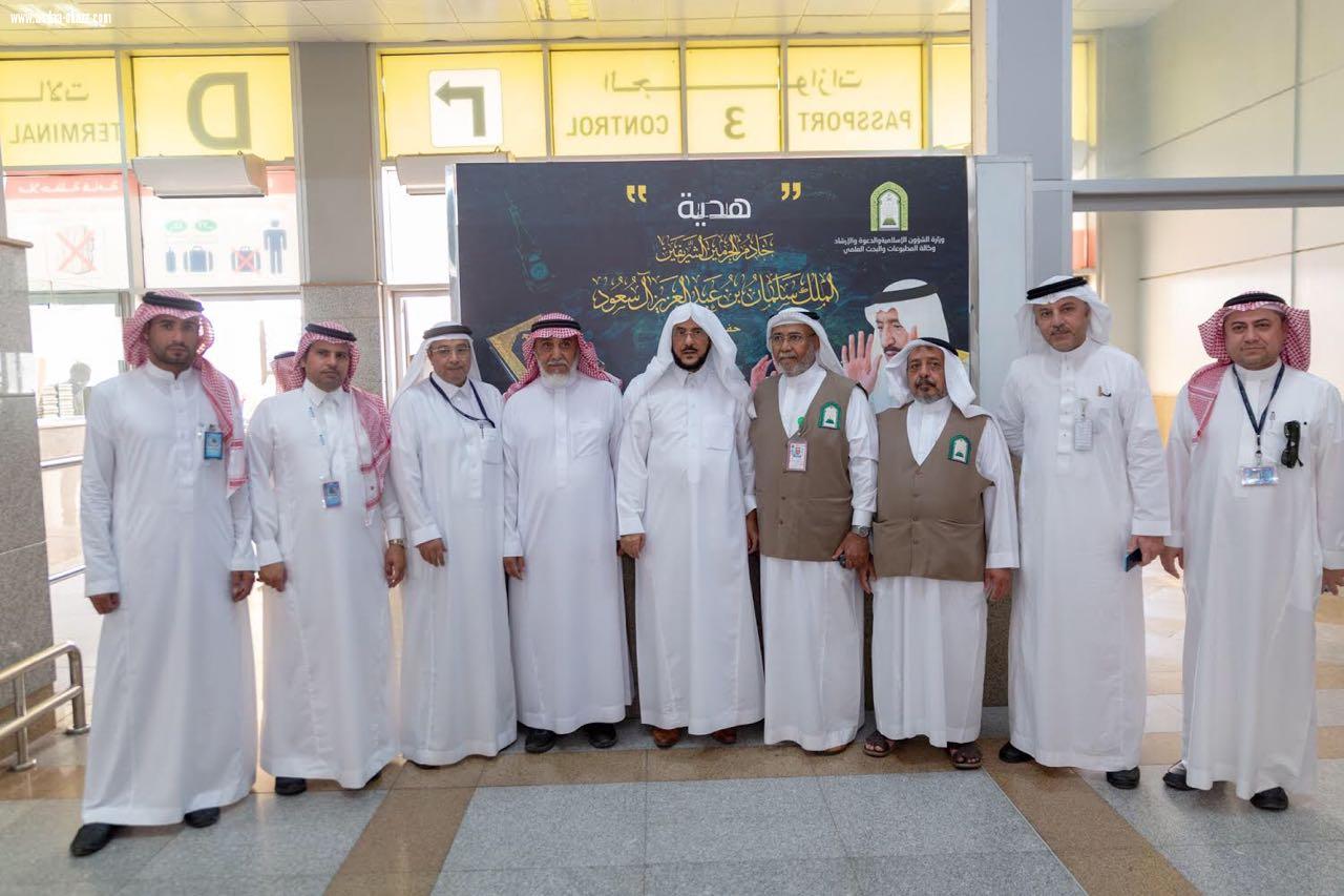 بالصور .. وزير الشؤون الإسلامية يتجول في مطار الملك عبدالعزيز الدولي بمحافظة جدة