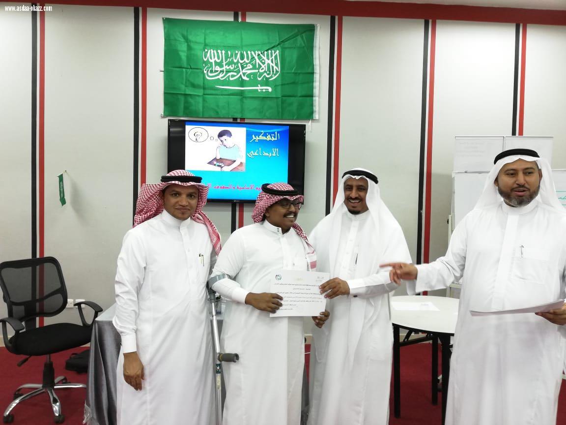 معلم يحضر البرامج التدريبية الصيفية على عكازين