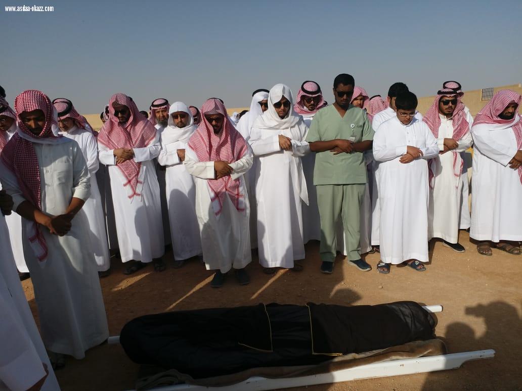 مئات المصلين في وداع الزميل فهد الفهيد