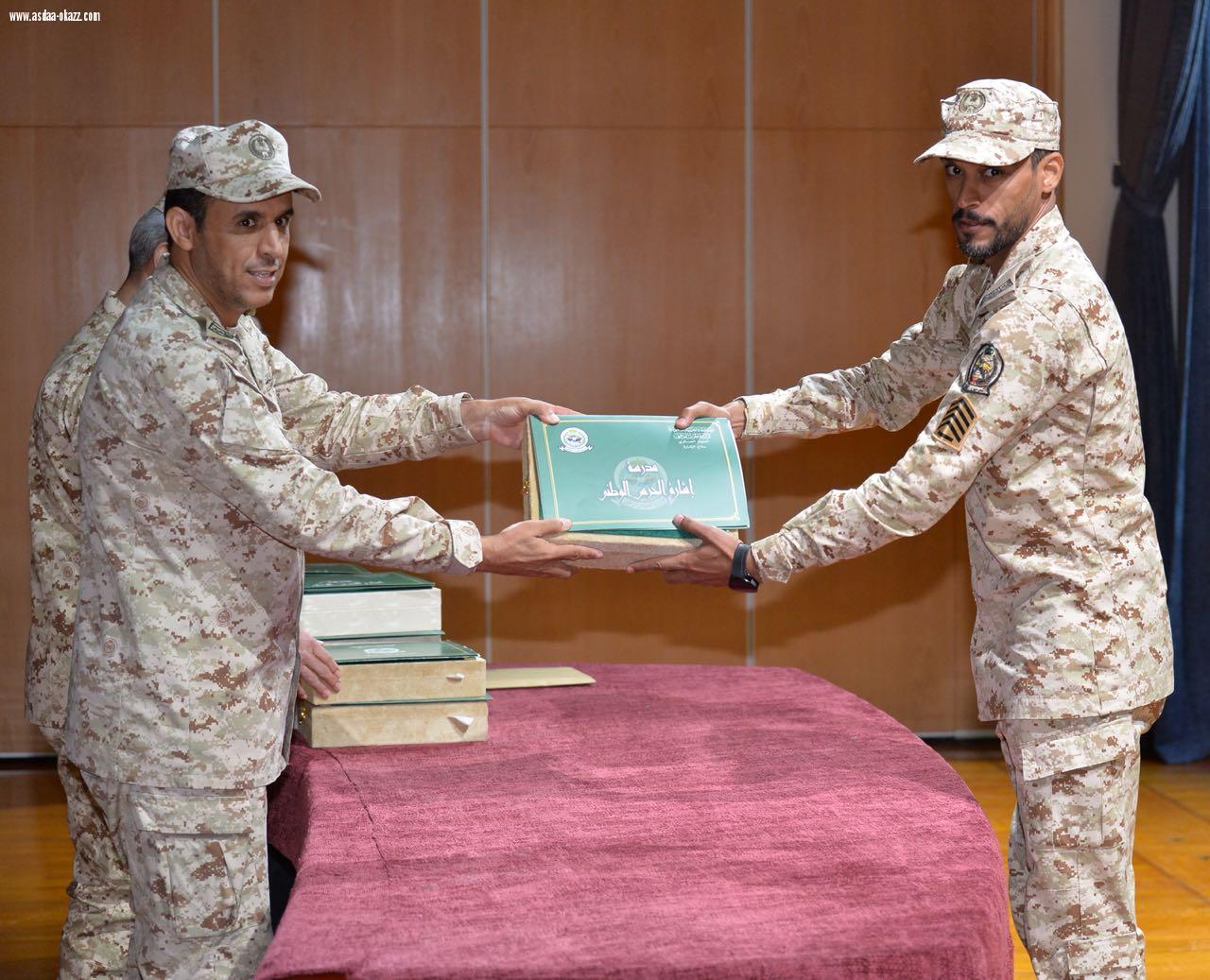 مدرسة إشارة الحرس الوطني تخرج عدد من الدورات