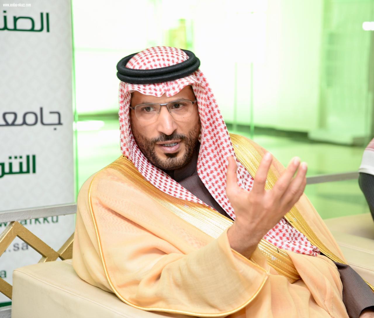 الدكتور بن ناصر يحاضر عن الارهاب الجديد بجامعة الملك خالد بابها