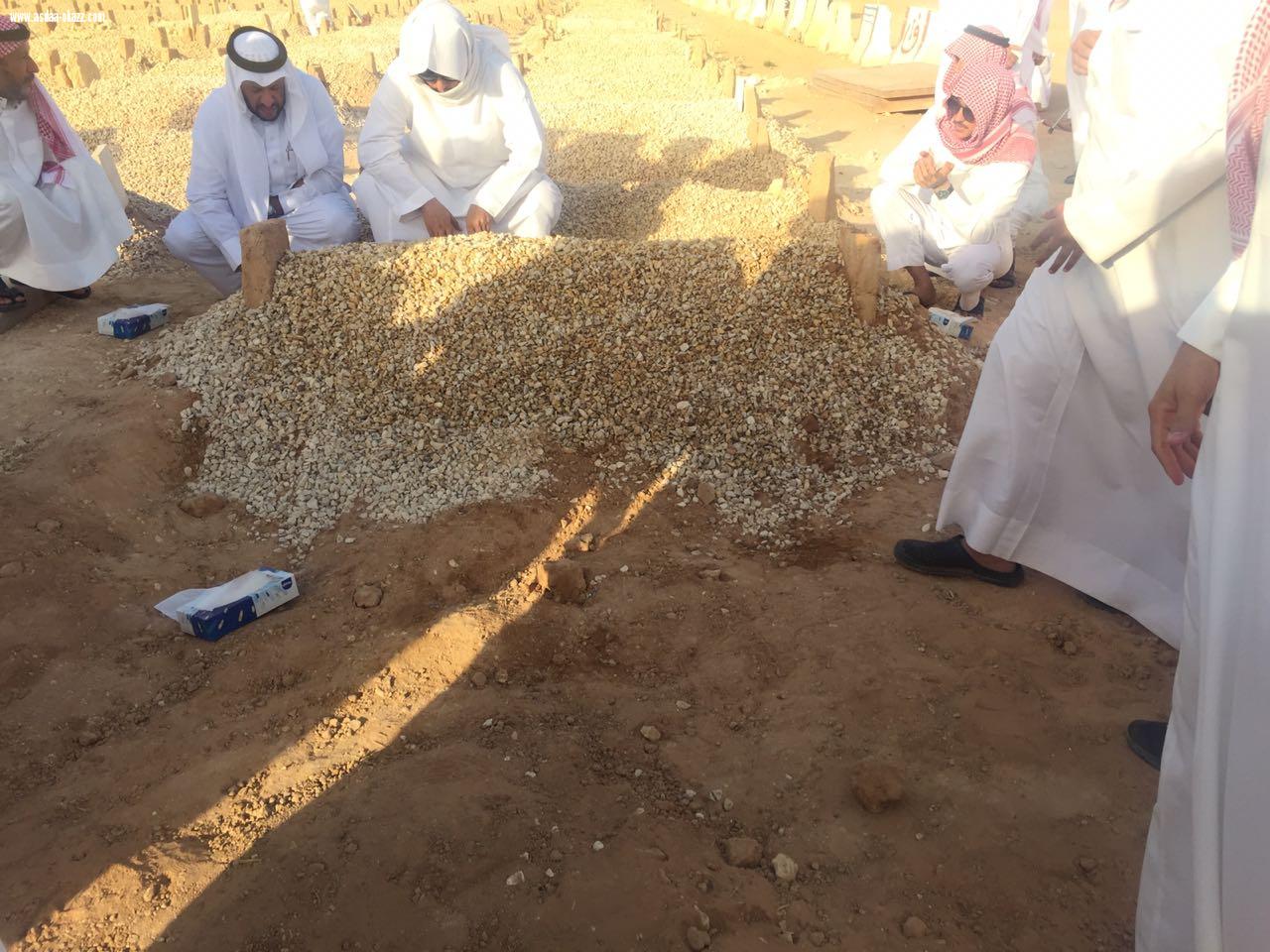 مئات المصلين في وداع الزميل فهد الفهيد