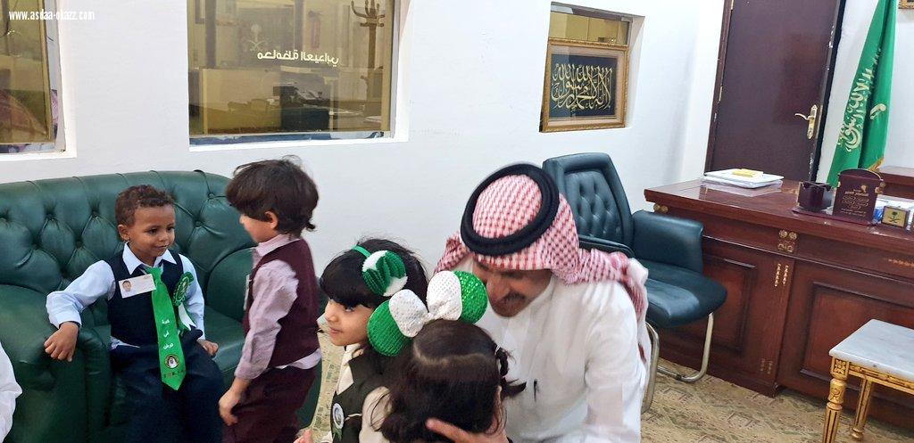 محافظ العيدابي يستقبل طلاب الروضة بنبن وبنات مهنئين بمناسبة اليوم الوطني 88
