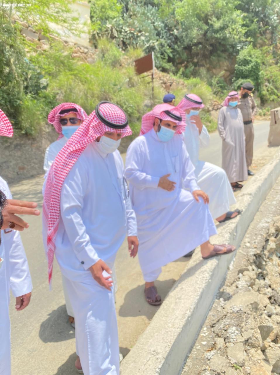 محافظ فيفاء يقف على انهيارات الطرق 