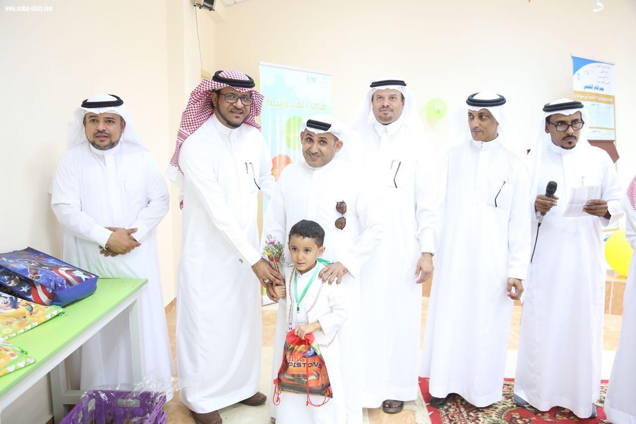 مدير تعليم صبيا يتفقد مدارس الإدارة ويشارك الطلاب والمعلمين انطلاقة العام الدراسي الجديد 