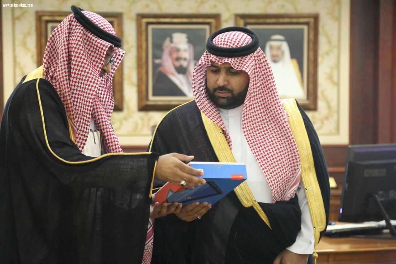 كرم خلاله الفائزين بجائزة حمدان بن راشد للأداء التعليمي المتميز واطلع على مبادرة التعليم المنزلي