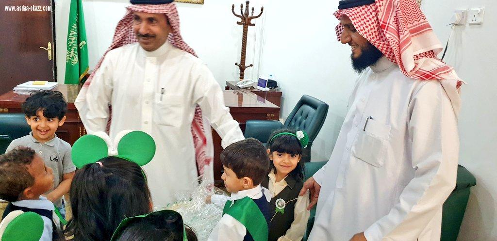 محافظ العيدابي يستقبل طلاب الروضة بنبن وبنات مهنئين بمناسبة اليوم الوطني 88