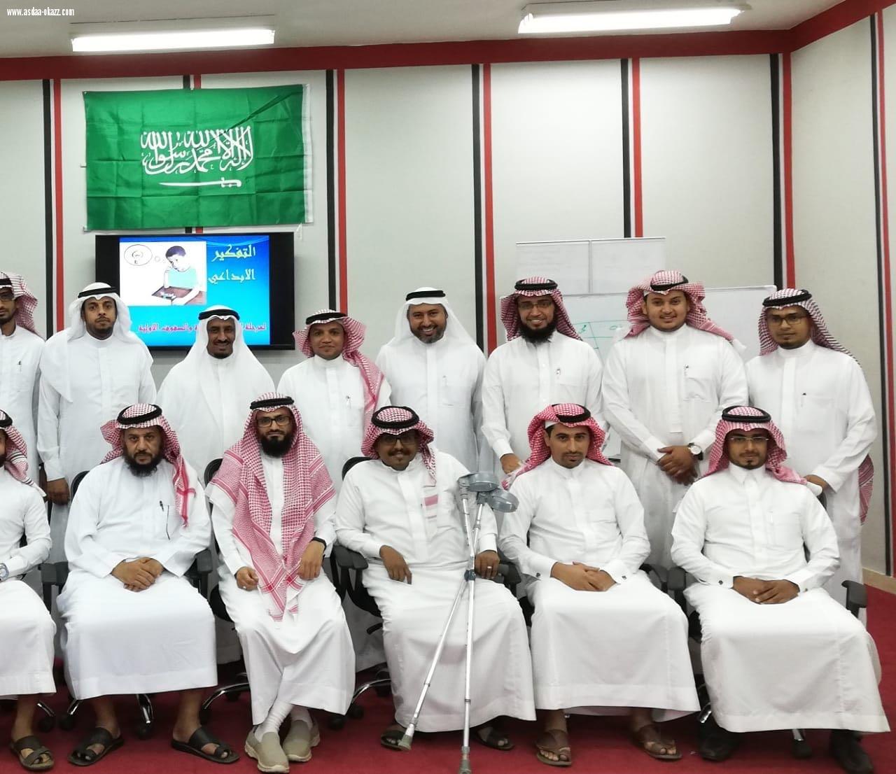 معلم يحضر البرامج التدريبية الصيفية على عكازين