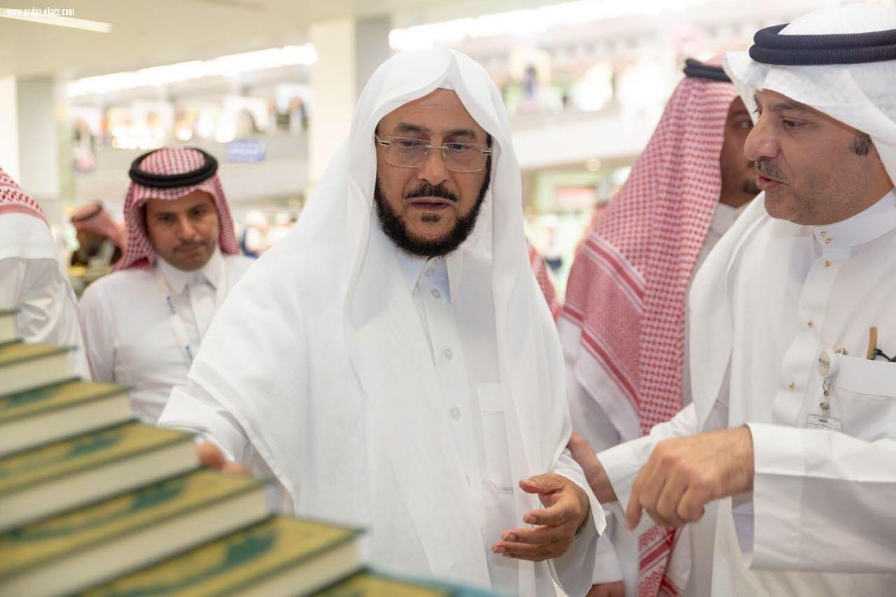 بالصور .. وزير الشؤون الإسلامية يتجول في مطار الملك عبدالعزيز الدولي بمحافظة جدة