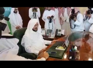 شاهد وزير الشؤون الإسلامية يدشن إطلاق مركز الاتصال الموحد (1933)