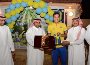 ملتقى العالمي بجازان يكرم اللاعب أزيبي والمشجع  رياني