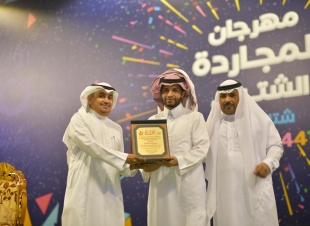 شاعر عكاظ ينثر إبداعه بمسرح شارع الفن في مهرجان المجاردة