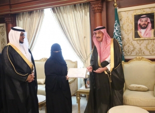 امير منطقة جازان يستقبل مدير تعليم صبيا والفائزين بجوائز التميز 
