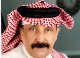 الاستاذ محمد زيد المدير يرقد على السرير الأبيض