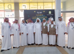 بالصور .. وزير الشؤون الإسلامية يتجول في مطار الملك عبدالعزيز الدولي بمحافظة جدة