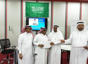 معلم يحضر البرامج التدريبية الصيفية على عكازين