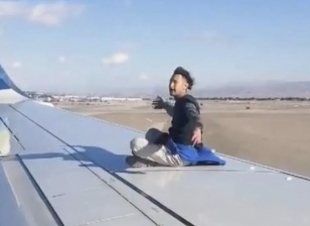 شاهد.. رجل يصعد على جناح طائرة قبيل إقلاعها