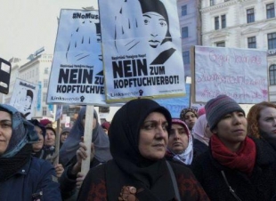 المحكمة الدستورية النمساوية تلغي قانونا يحظر على أطفال المدارس الابتدائية ارتداء أغطية رأس دينية معينة.