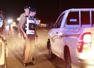 محافظ الدرب يتفقد الأجهزة الأمنية المشاركة في تنفيذ أمر منع التجول بنقطة منشبة الدرب